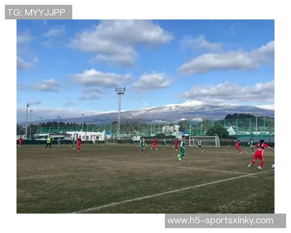 上海海港队昨晚重新集结开启为期三周的海外冬训拉练新征程 上海海港队昨晚重新集结开启为期三周的海外冬训拉练新征程